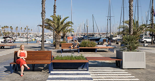 Transformación del Port Olímpic de Barcelona de Leku Studio con mobiliairio de Escofet