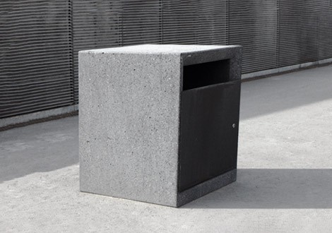 Pedra negra papelera en hormigón gris de Enric Pericas