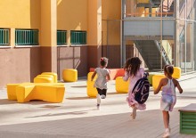 Reconfigurant els entorns escolars , estudi PEZ Arquitectos amb mobiliari urbà d'Escofet